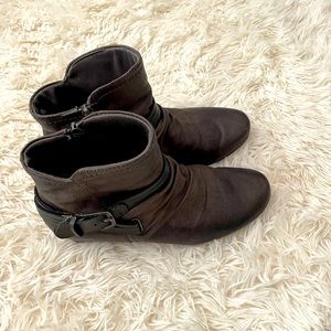 Comfortable Baretraps boots